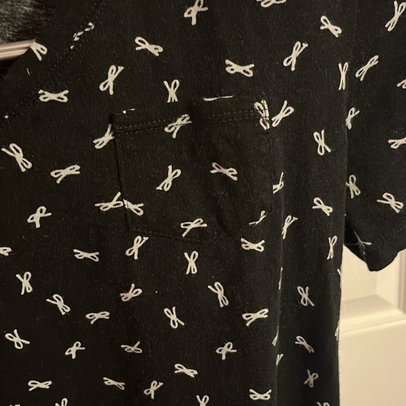 Loft Ann Taylor Black Pocket Tee W/ Bow Print Detail Size Small - Picture 2 of 5